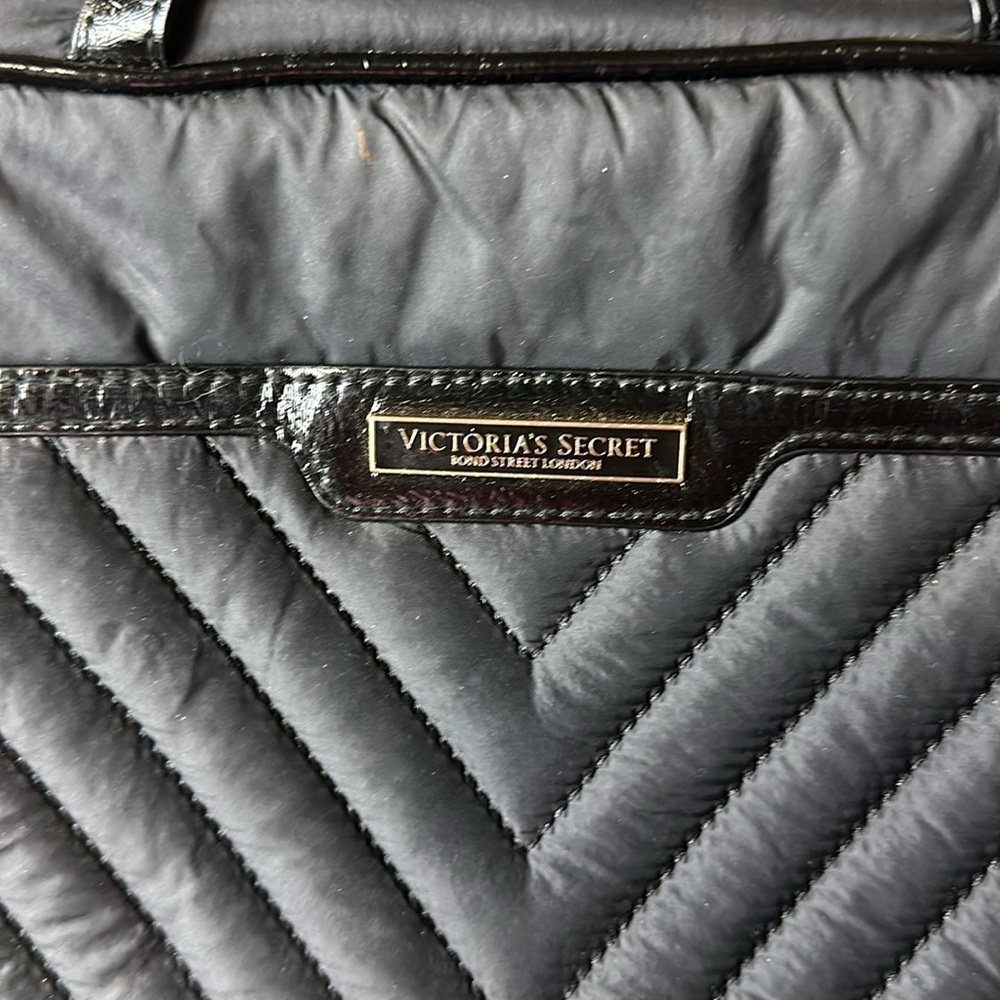 Victoria secret hanging cosmetic bag preowned great condition.Needs a little cl - Picture 2 of 6